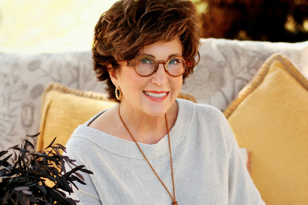 AB0622-20 Movers Trish Roberson